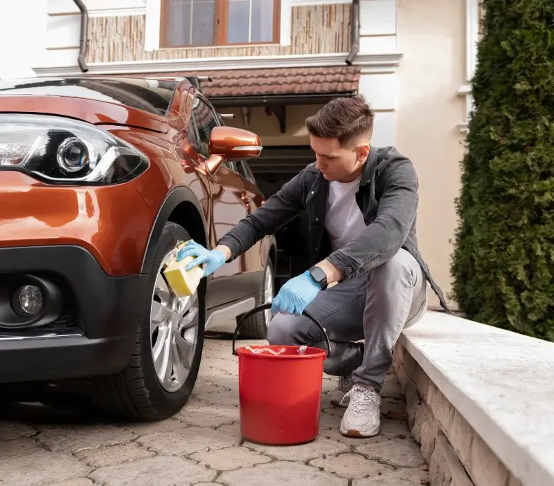 Lavage auto à domicile Moutier-Malcard : professionnel intervenant sur un véhicule
